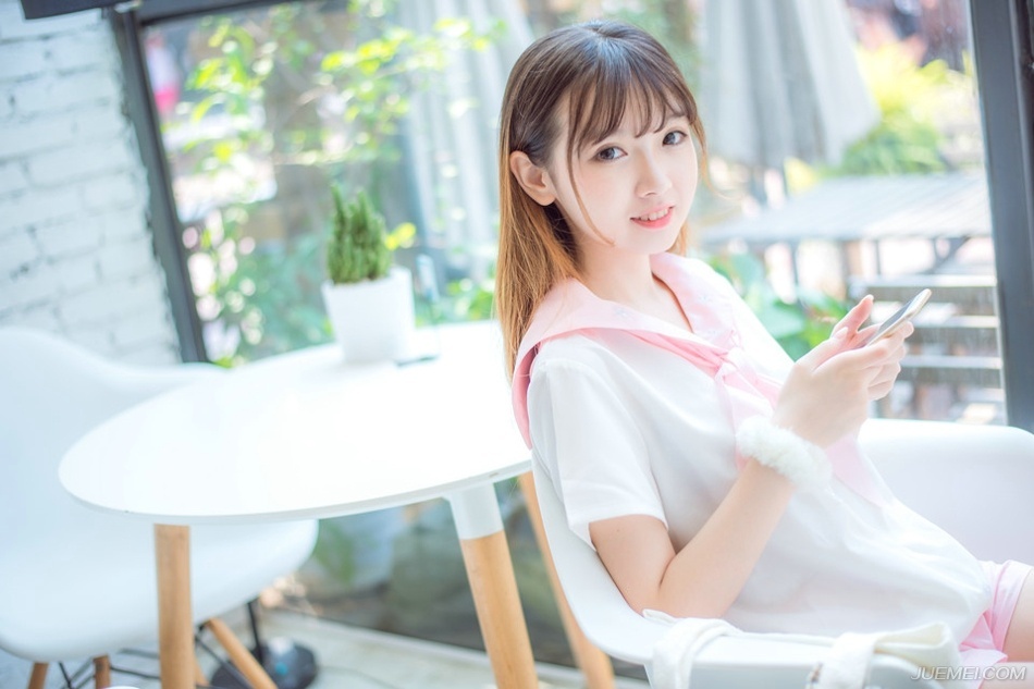 “进来吧。”吕布看了一眼地上的杯盏，摇了摇头，坐在自己的位子上向两女招了招手。